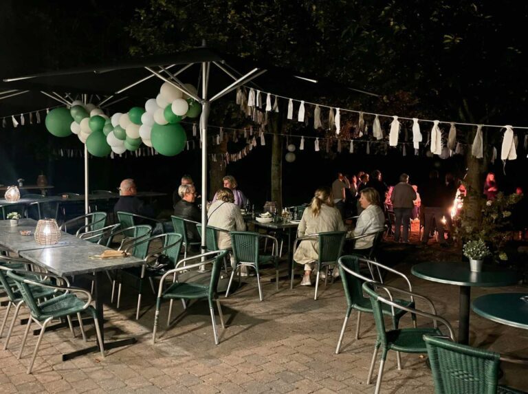 gezellig avondfeest tijdens 30 jarig huwelijksfeest