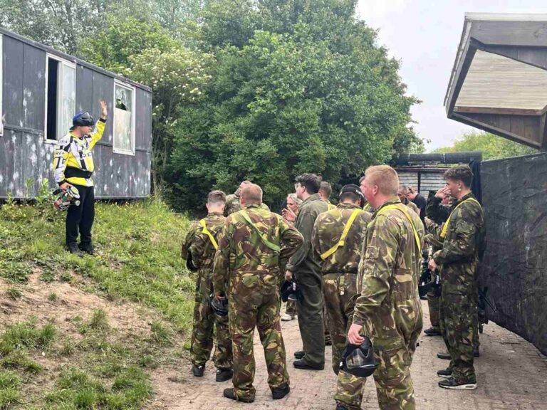 Groep deelnemers klaar voor paintball activiteit Friesland