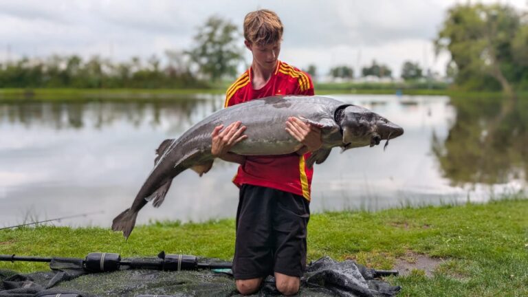 Jongere sportvisser met steur vangst